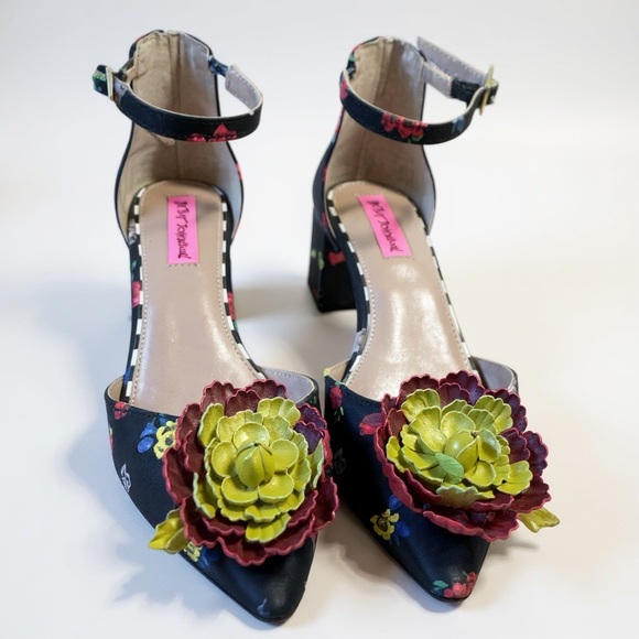 Betsey Johnson Maja Floral Block Heel Sandals with 3D Flower Size 7.5 - Picture 1 of 5